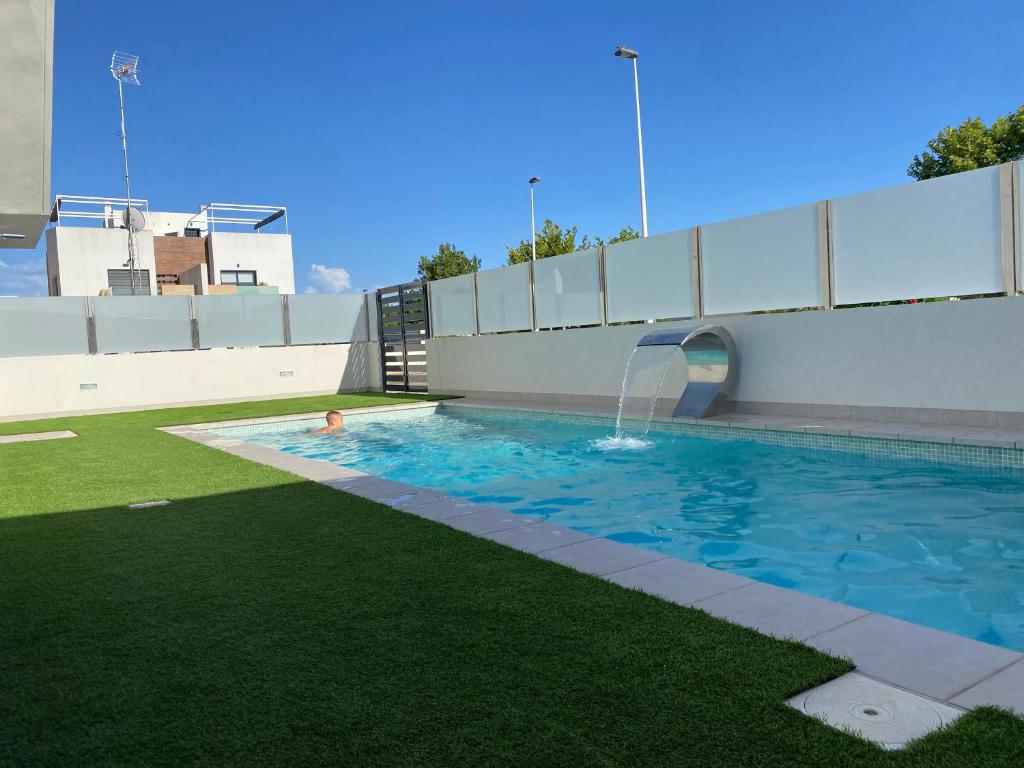 Luxury Apartment - Rooftop Terrace, community Pool & nearby beach 내부 또는 인근 수영장