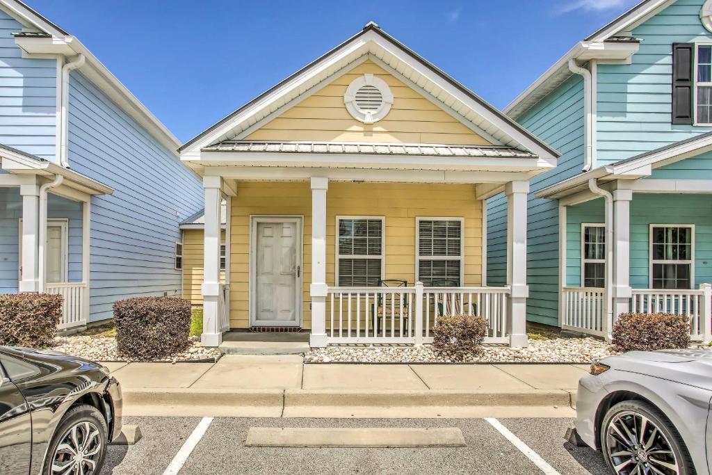 une maison avec une voiture garée sur un parking dans l'établissement Walk to Ocean Myrtle Beach Home with Pool Access, à Myrtle Beach