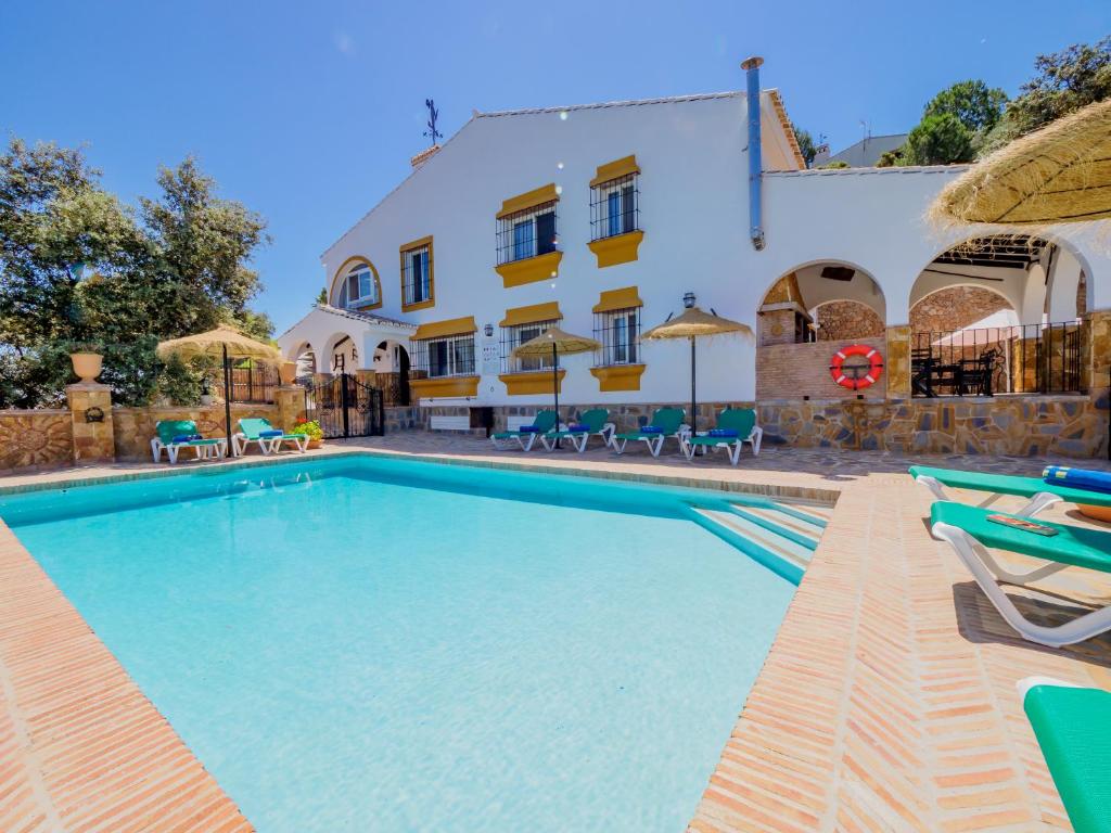 una piscina frente a una villa en Tu Villa Rural Lentisco 8 Dormitorios, en Alhaurín el Grande