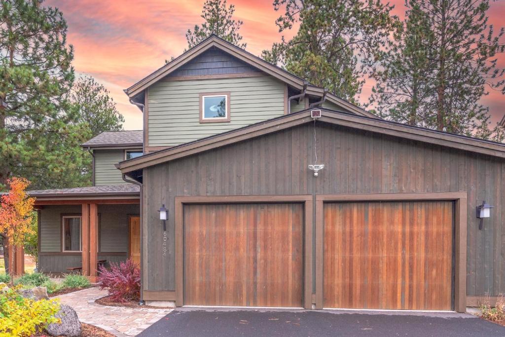 ein Haus mit einer großen Garagentür davor in der Unterkunft Pine Post Lodge in Bend