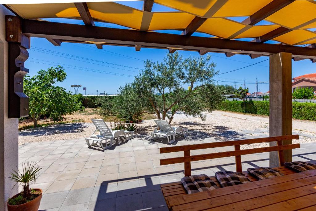 Patio nebo venkovní prostory v ubytování Šjor 2 BDR Apartment w grill