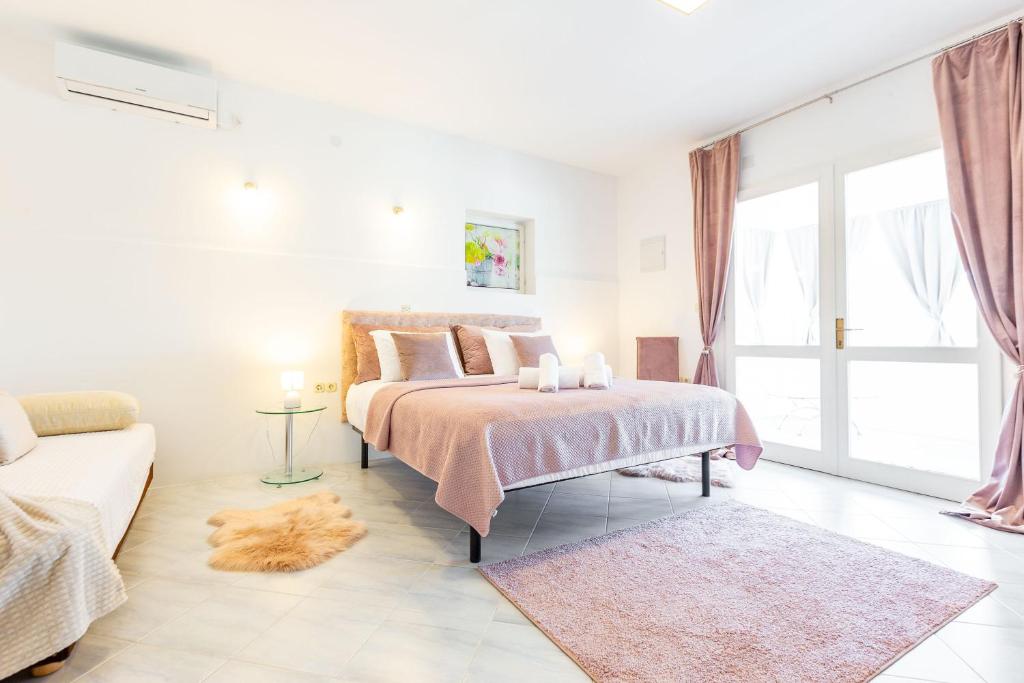 Postel nebo postele na pokoji v ubytování Šjor 2 BDR Apartment w grill