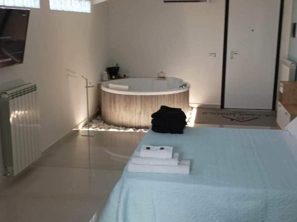 baño con bañera y mesa con toallas en La Suite della casa bianca, en San Salvatore Telesino