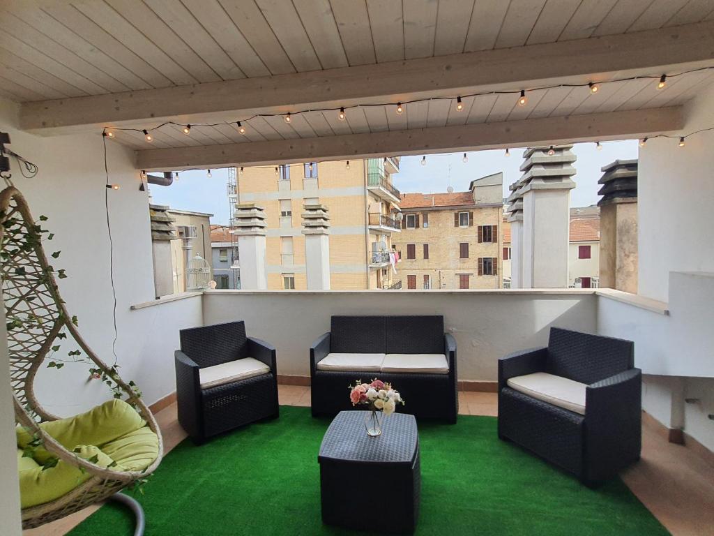 un balcone con due sedie e un tavolo su un edificio di Appartamento estivo in centro città a San Benedetto del Tronto