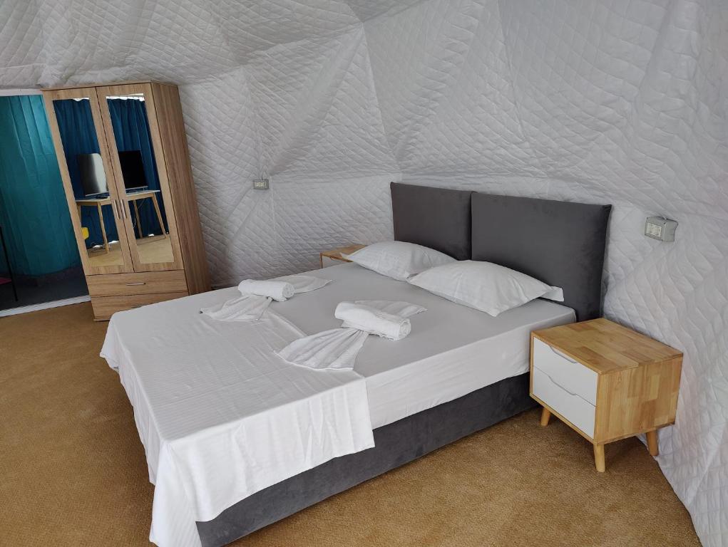 Postel nebo postele na pokoji v ubytování Glamping By The Sea