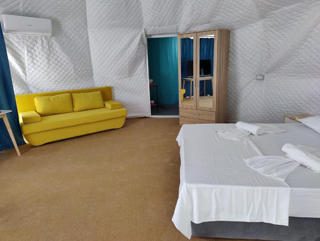 Postel nebo postele na pokoji v ubytování Glamping By The Sea