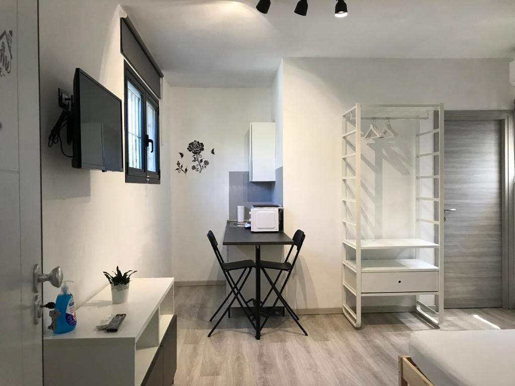 salon ze stołem i biurkiem w obiekcie LA ROSA APP w mieście Livorno