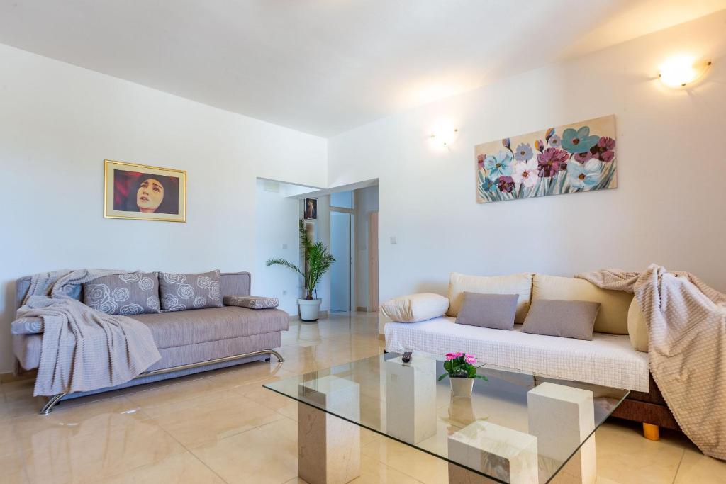 Posezení v ubytování Šjor 2 BDR Apartment w grill