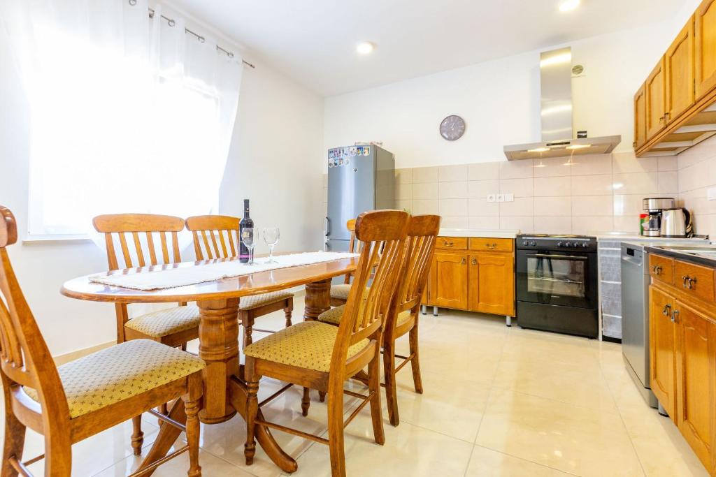 Kuchyň nebo kuchyňský kout v ubytování Šjor 2 BDR Apartment w grill