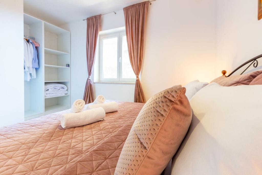 Postel nebo postele na pokoji v ubytování Šjor 2 BDR Apartment w grill