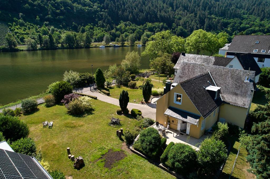 een luchtzicht op een huis naast een meer bij Villa Moselle in Traben-Trarbach