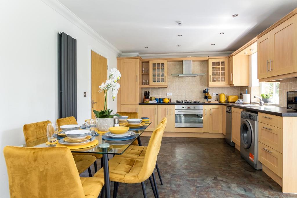 Köök või kööginurk majutusasutuses 3 Bedroom Apartment, Free Parking & Fast WiFi, 65 Inch Smart TV