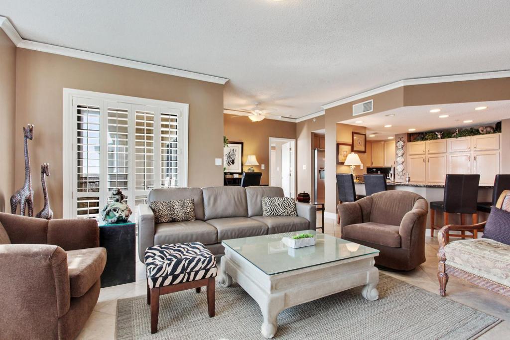 sala de estar con sofá y mesa de centro en 5208 Hampton Place, en Hilton Head Island