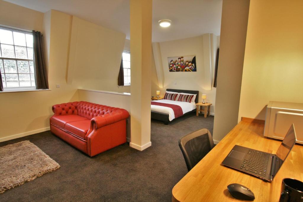 Zona d'estar a Central Hotel Gloucester by RoomsBooked