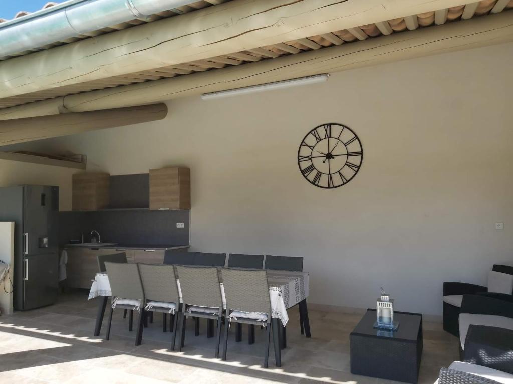 Studio au calme avec piscine et toutes les commodités nécessaires - One-Bedroom Apartment