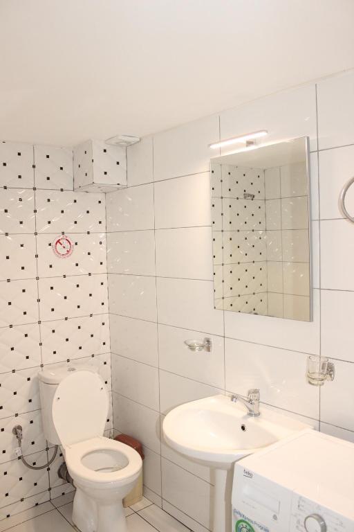Bebi Hotel And Apartments - Image 7