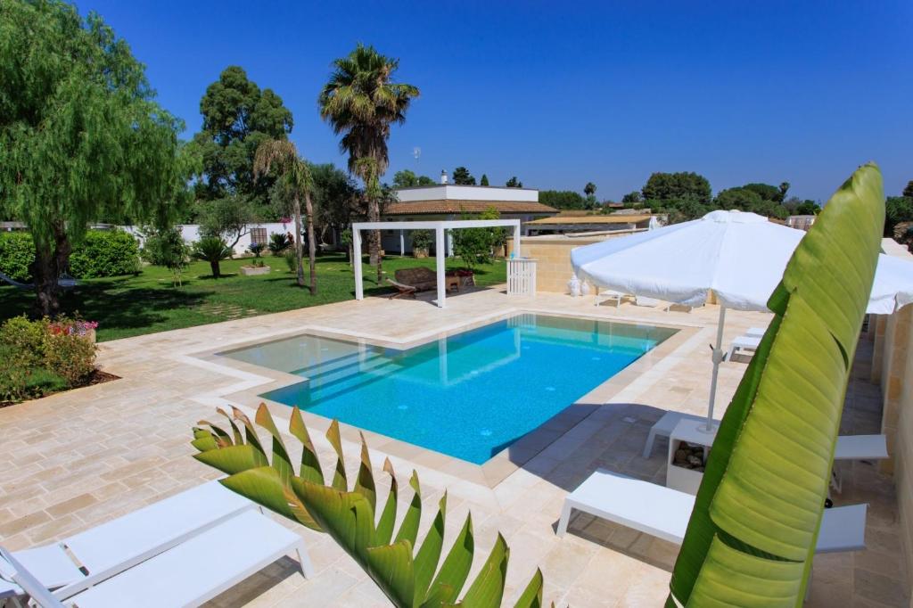 una imagen de una piscina en una villa en Il Giardino di Jo en Minervino di Lecce