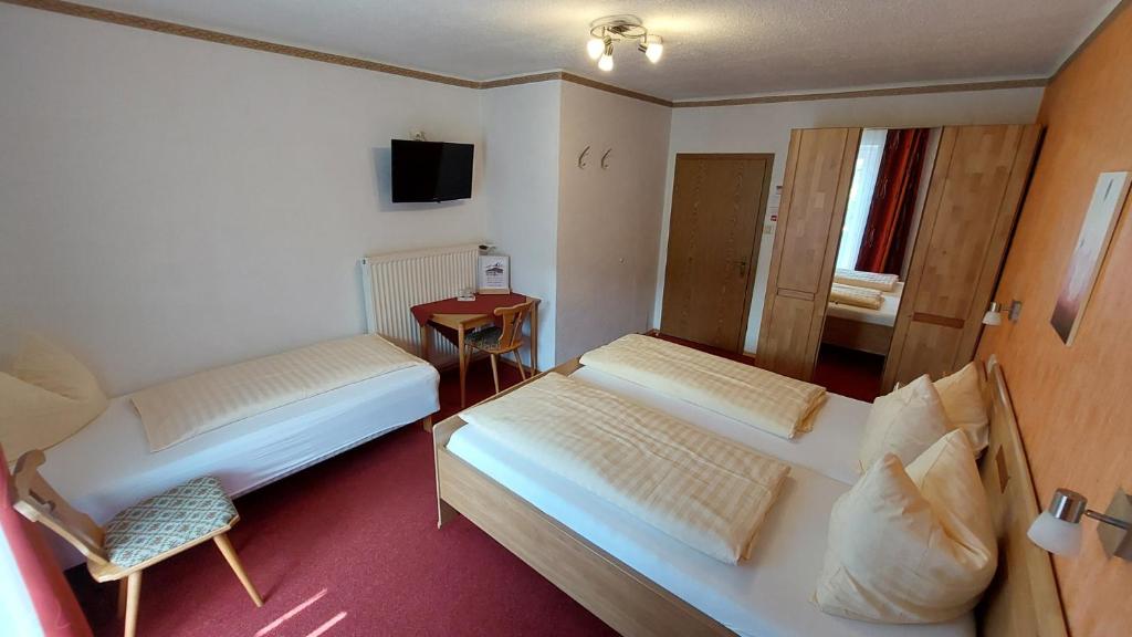 Postel nebo postele na pokoji v ubytování Hotel Pension Oswald