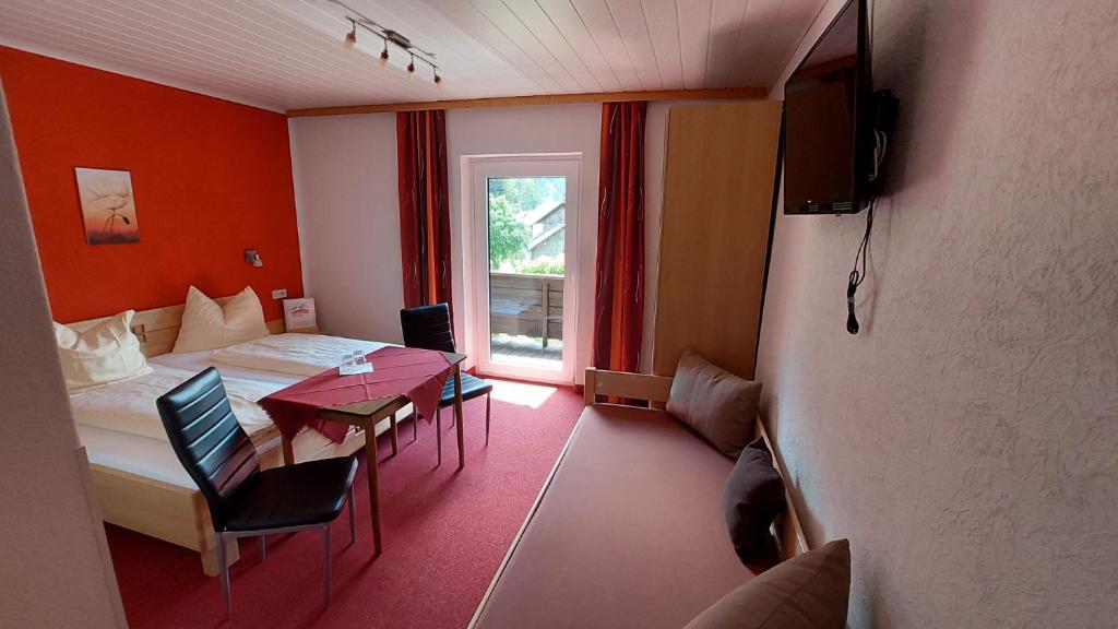 TV a/nebo společenská místnost v ubytování Hotel Pension Oswald