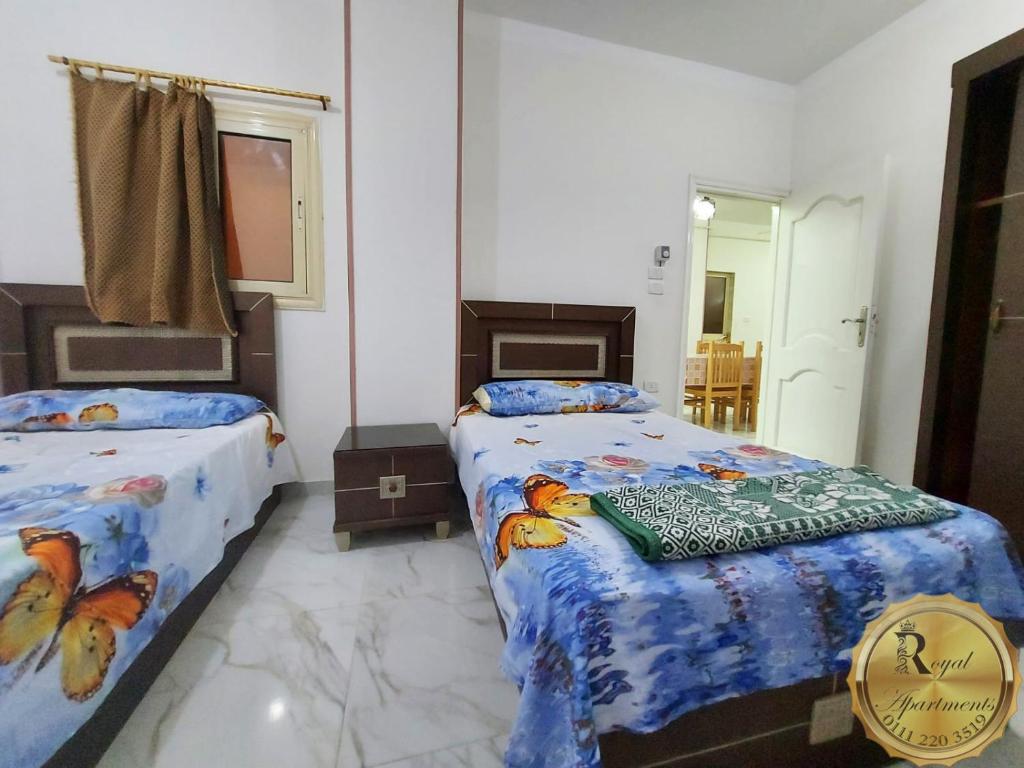 Postel nebo postele na pokoji v ubytování Royal Apartments in Matrouh