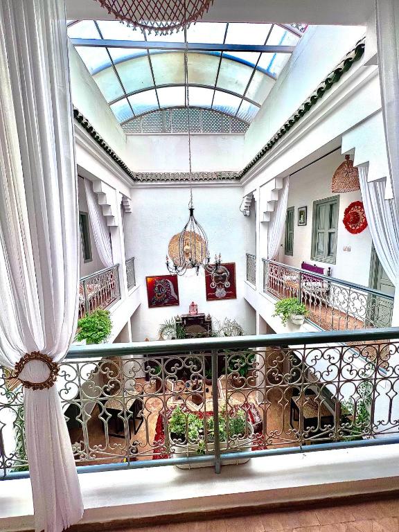 un balcon avec un escalier orné de plantes. dans l'établissement Riad Dar Chadia, à Marrakech