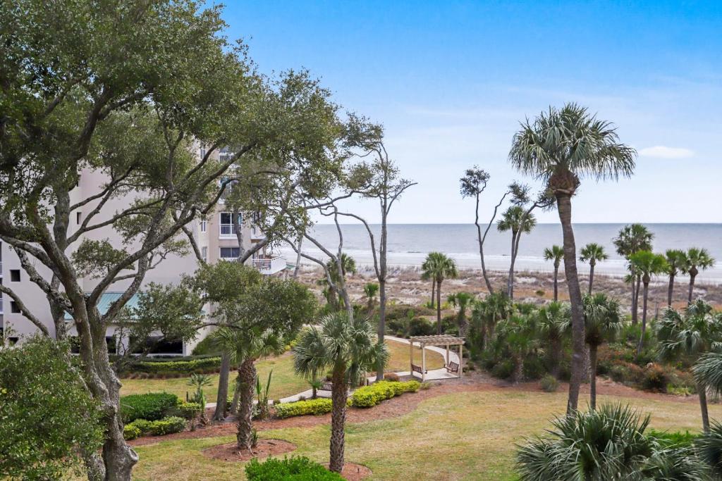 - une vue sur la plage depuis un complexe planté de palmiers dans l'établissement 4302 Windsor Court, à Île de Hilton-Head