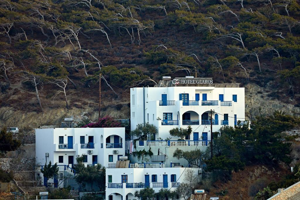 une maison blanche au sommet d'une colline dans l'établissement Hotel Glaros, à Diafani