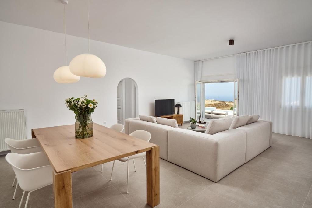 ein Wohnzimmer mit einem Sofa und einem Tisch in der Unterkunft Lilium Homes in Karterados