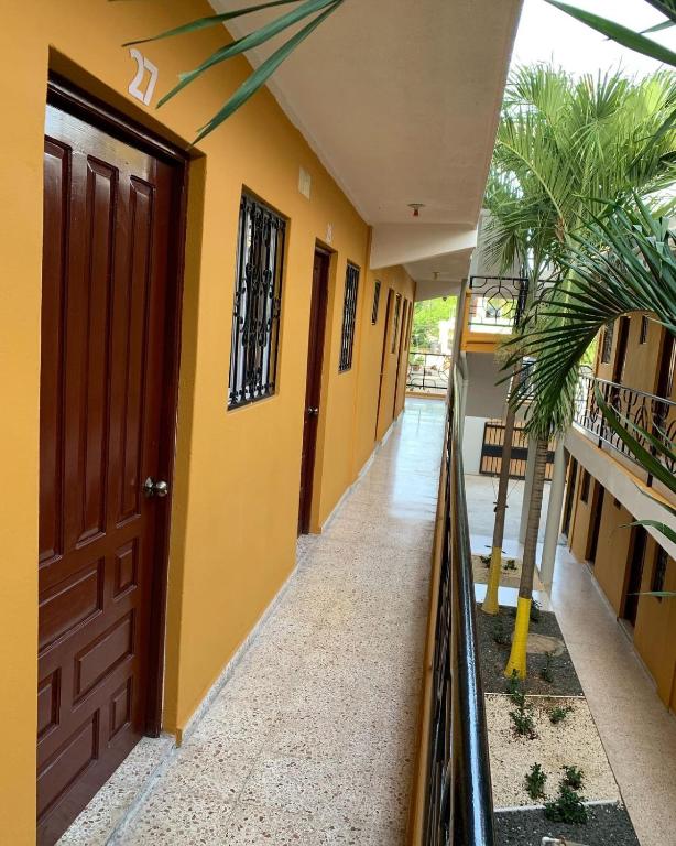 un pasillo de una casa con paredes amarillas en Glamour Hotel, en La Romana