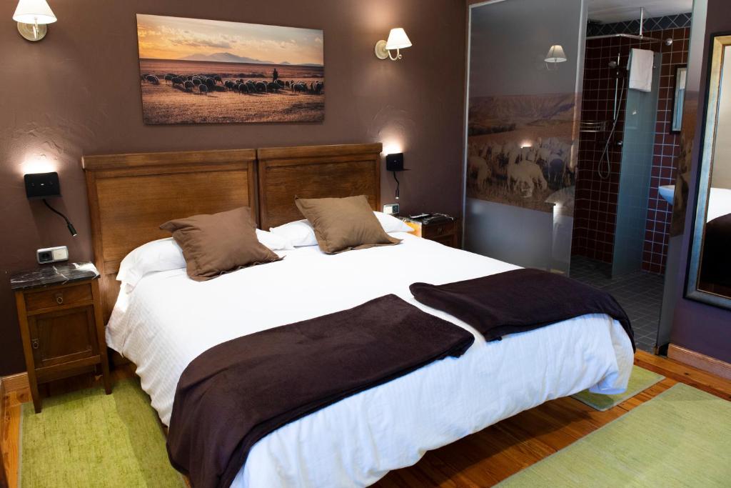 Postel nebo postele na pokoji v ubytování Hostal Rural Txapi Txuri Logis Hotels