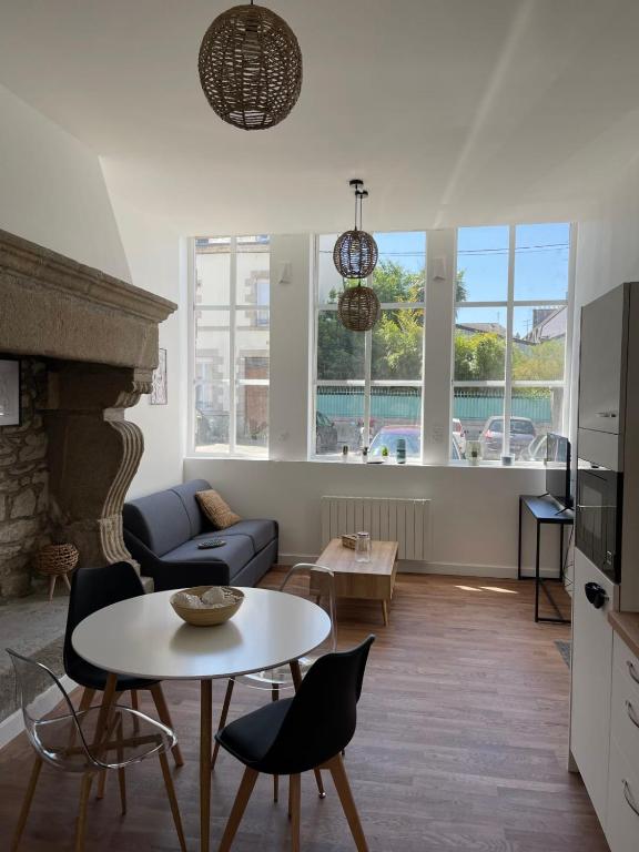 un salon avec une table et un canapé dans l'établissement Pavillon  T2  Pontivy Gare, à Pontivy