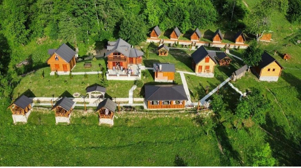 een luchtzicht op een huis op een groen veld bij Gradine - Katun kamp in Plav