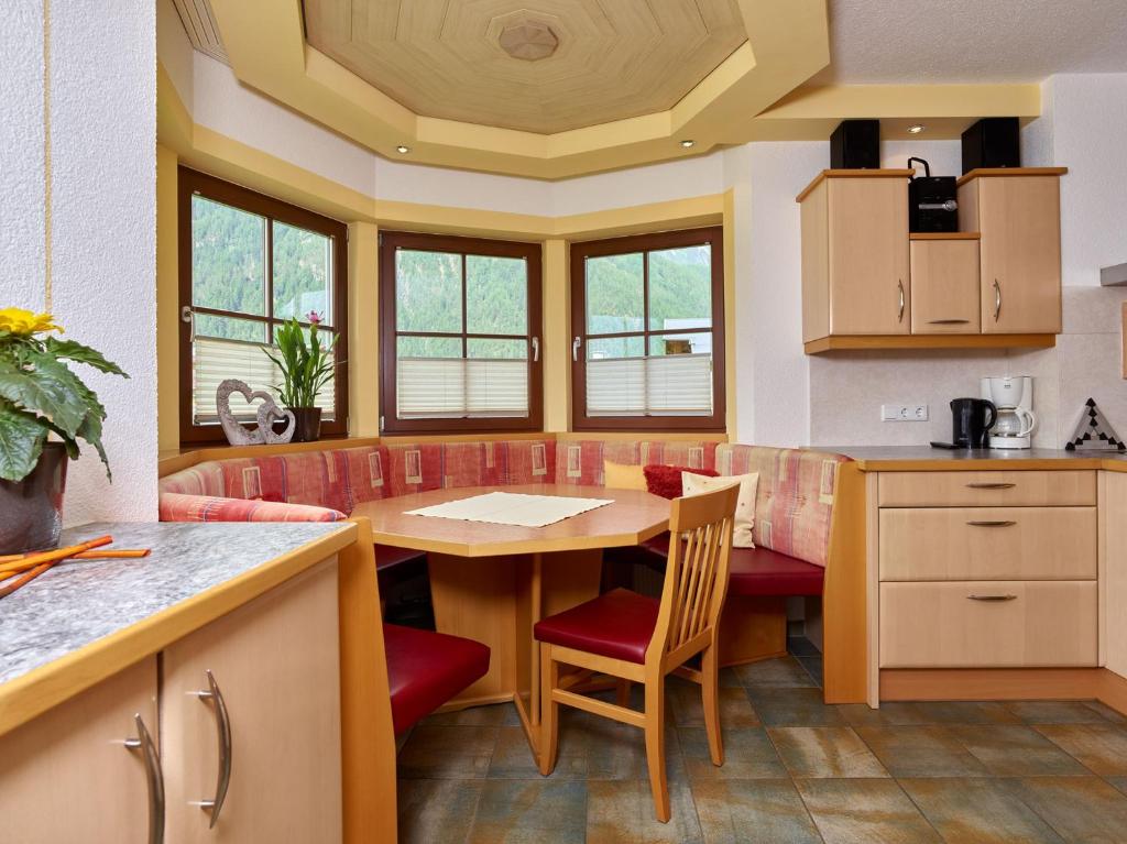 Kuchyň nebo kuchyňský kout v ubytování Landhaus Ötztalblick