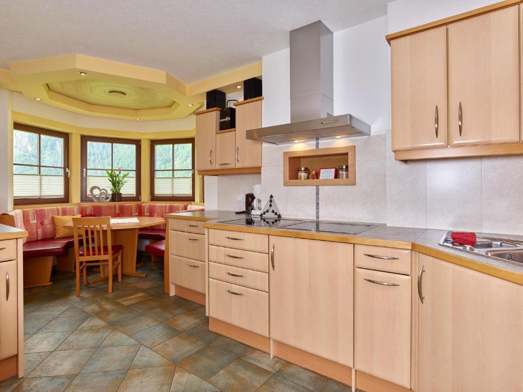 Kuchyň nebo kuchyňský kout v ubytování Landhaus Ötztalblick
