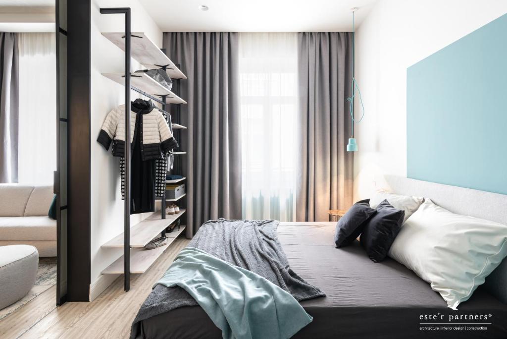 sypialnia z łóżkiem i wieszakiem na ubrania w obiekcie White Boat Apartment BLUE w Budapeszcie