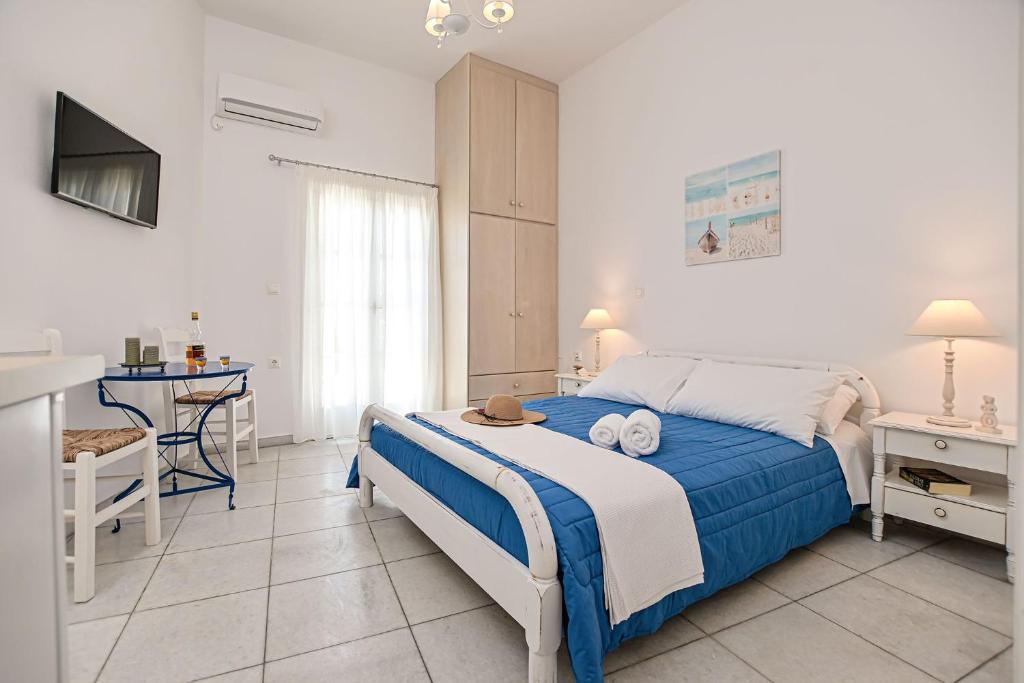 Postel nebo postele na pokoji v ubytování Naxos Affinity Villas