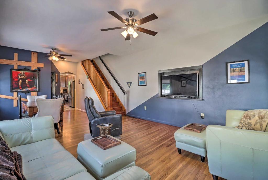 DogFriendly Jim Thorpe Townhome with Fire Pit!, Jim Thorpe
