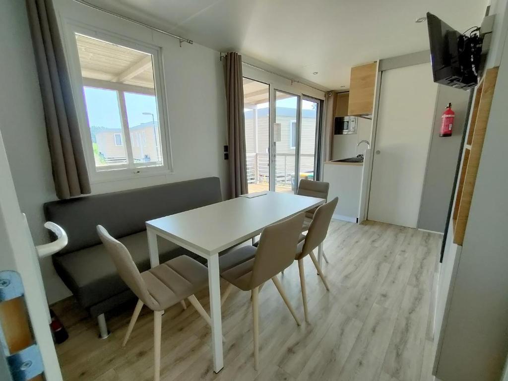 Kuchyň nebo kuchyňský kout v ubytování Garda Di Vino Agricamping & Wine Shop Lazise