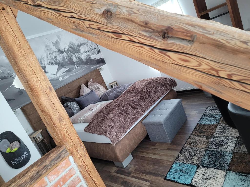 uma cama com almofadas num quarto em Cafe Pension Rafaela em Steinbach an der Steyr