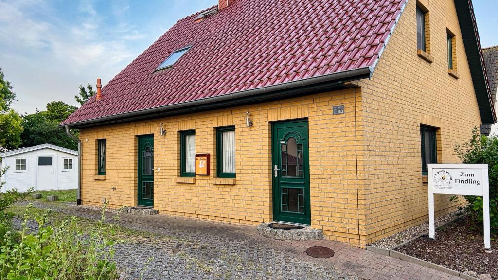 ゲーレンにあるFerienhaus Zum Findlingの赤い屋根の黄レンガ造りの家