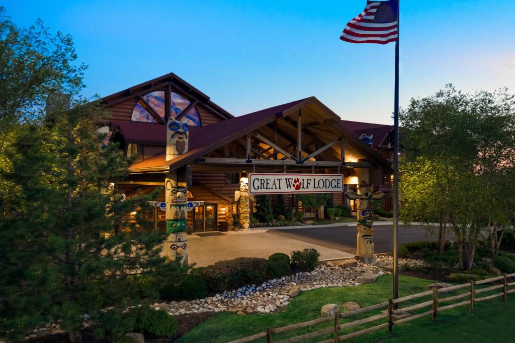 a lodge with an american flag in front of it at Great Wolf Lodge Kansas City in Kansas City