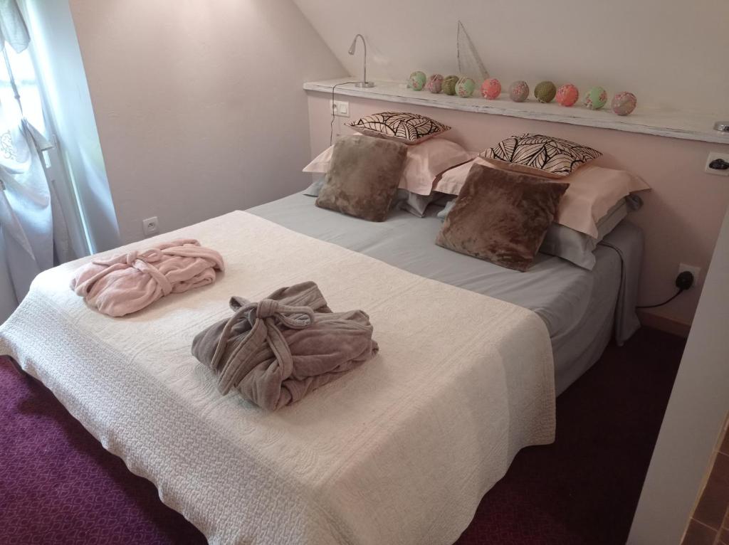 A bed or beds in a room at La Closerie de la Hérissière