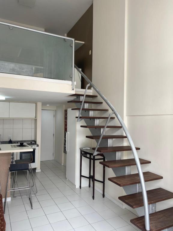 Una escalera de caracol en una cocina con barra en Vitoria Loft 403 en Salvador