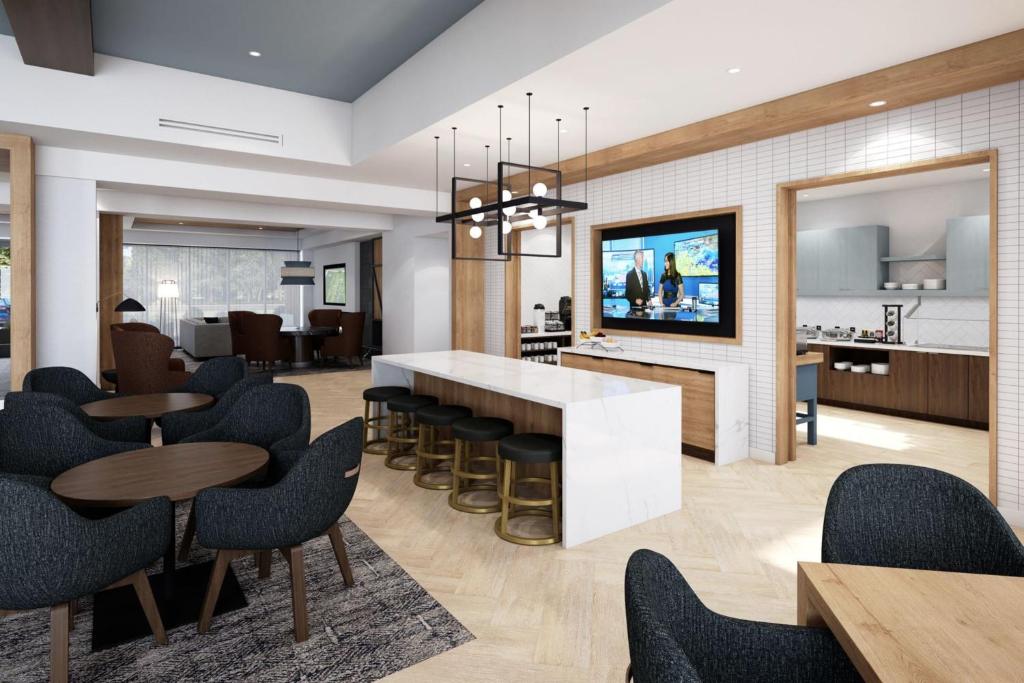 A área de bar ou lounge em Staybridge Suites Wilmington Downtown, an IHG Hotel