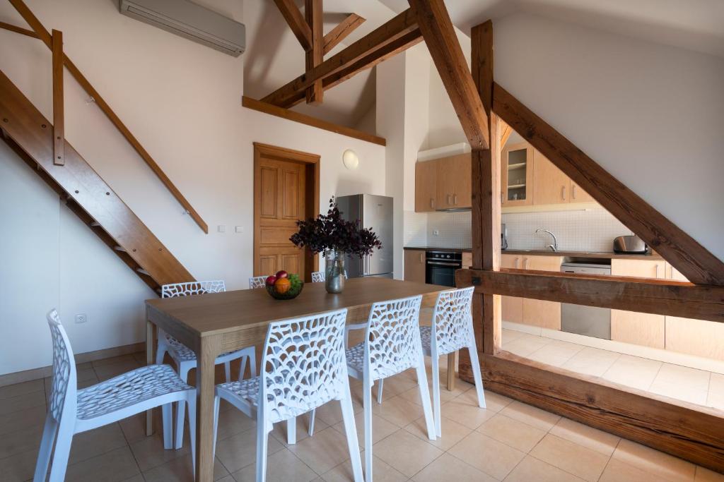 Bohemian Dreams Apartments and Suites by Dwellfort - Resim 38