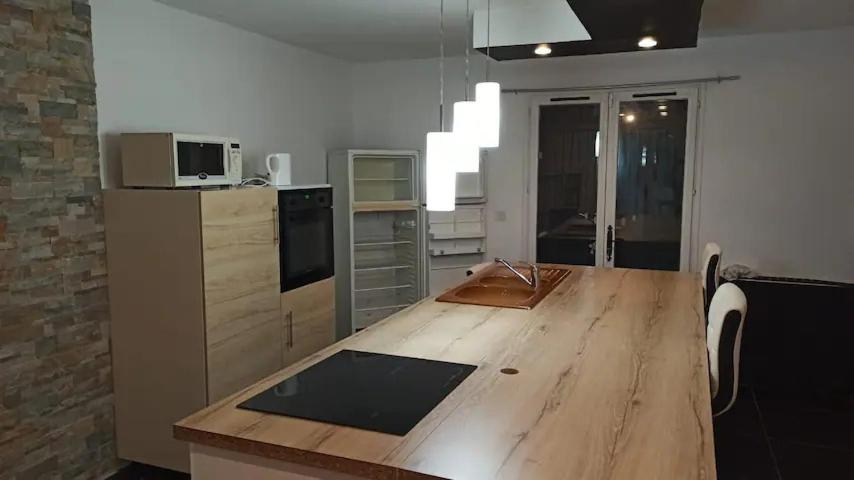 cocina con encimera de madera en una habitación en chez anita, en Magny-en-Vexin