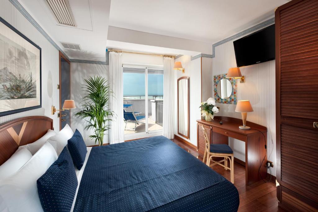 TV a/nebo společenská místnost v ubytování Atilius Hotel & Suites