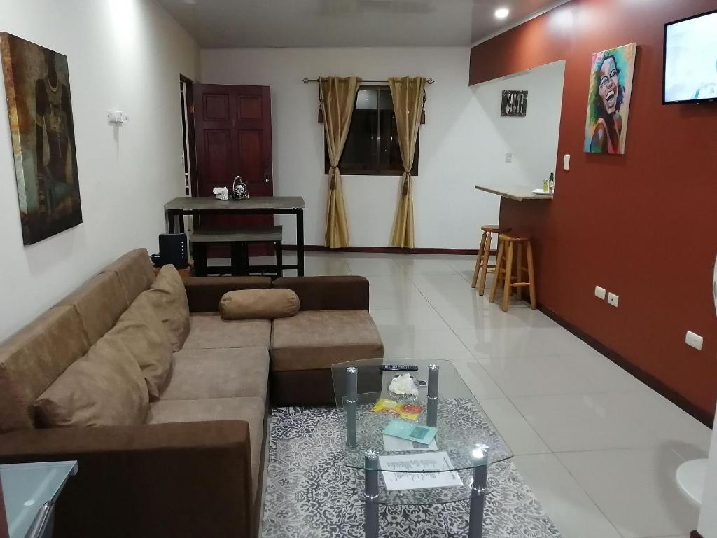 a living room with a couch and a table at Aptos Casa Caribe, habitaciones privadas en aptos compartidos & aptos completos con auto entrada in Puerto Limón