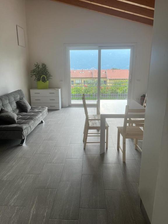 a living room with a couch and a table at Casa Malù in Mandello del Lario
