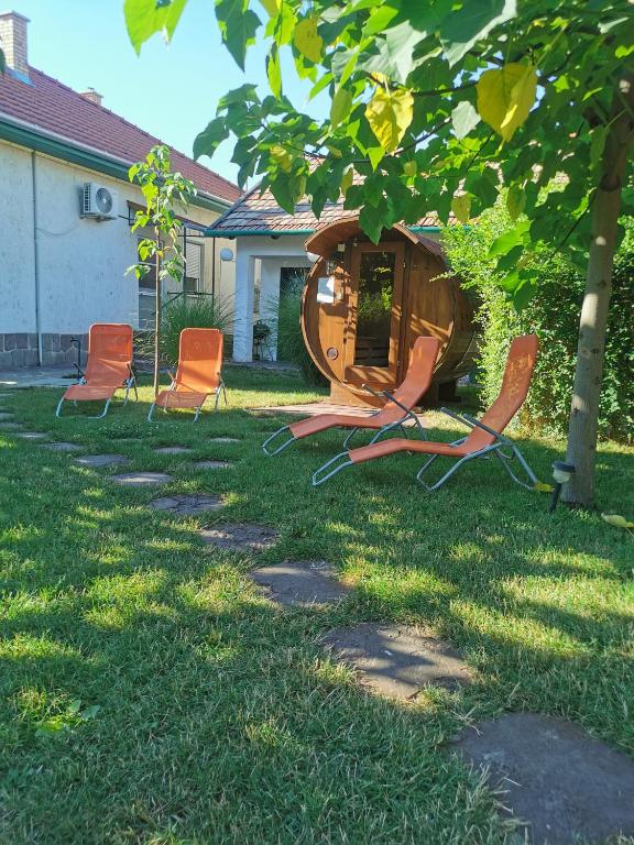 Ogród w obiekcie Zso-Zé Apartman